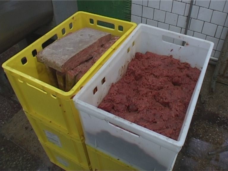 СБУ предотвратила реализацию в Днепропетровской области 23 тонн некачественного фарша (ФОТО) (фото) - фото 1 СБУ предотвратила реализацию в Днепропетровской области 23 тонн некачественного фарша (ФОТО) (фото) - фото 1