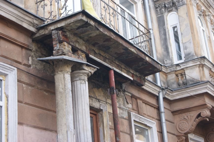 Обваленный балкон над входом в одесскую школу подперли трубой (ФОТОФАКТ) (фото) - фото 1