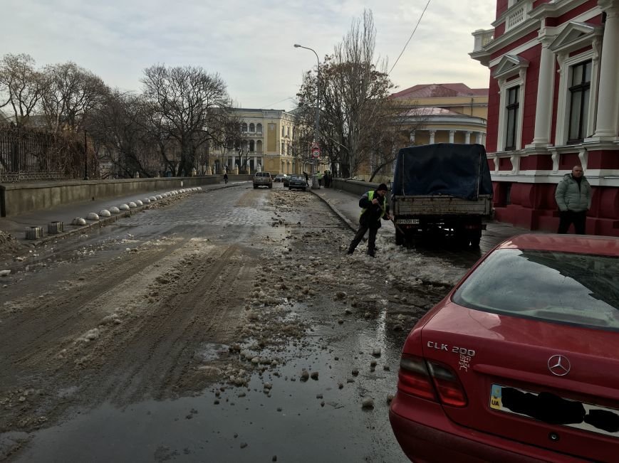 Немного снега под колеса? В центре Одессы проказничают дворники (ФОТО) (фото) - фото 1