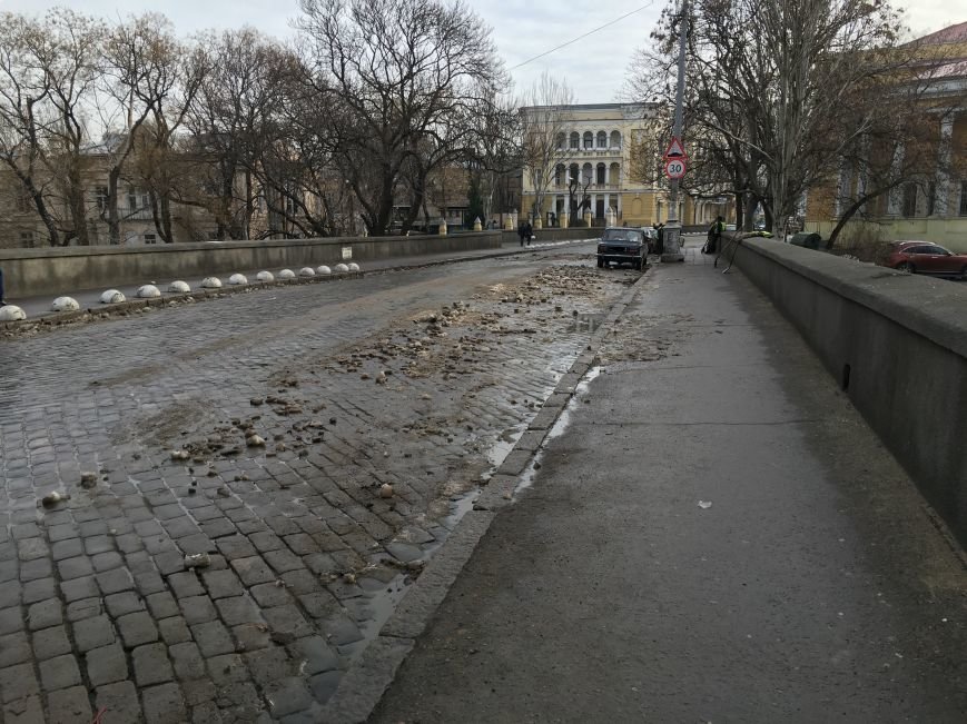 Немного снега под колеса? В центре Одессы проказничают дворники (ФОТО) (фото) - фото 1