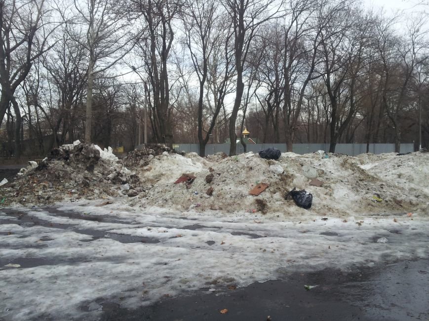 В центре Одессы парк превратили в гигантскую свалку: горы мусора достигают 3 метров (ФОТО) (фото) - фото 1