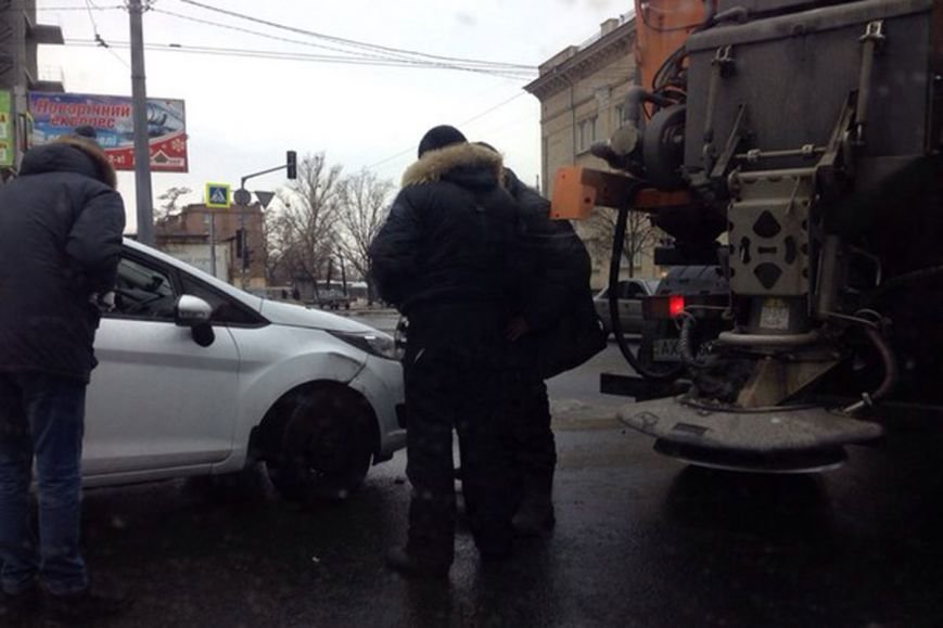 ДТП возле харьковского автовокзала: коммунальщики подрезали ДТП возле харьковского автовокзала: коммунальщики подрезали