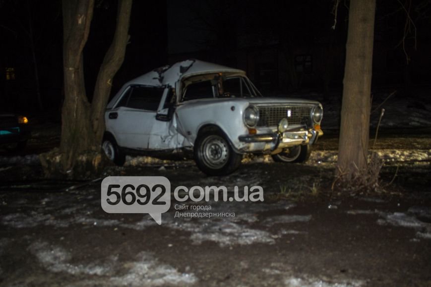 ДТП в Днепродзержинске: автомобиль врезался в дерево (фото) - фото 1 ДТП в Днепродзержинске: автомобиль врезался в дерево (фото) - фото 1