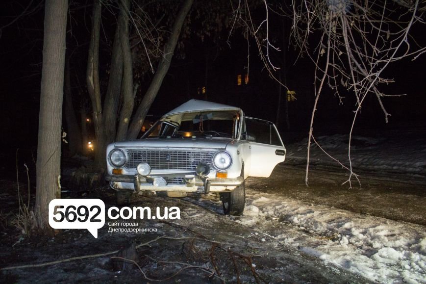 ДТП в Днепродзержинске: автомобиль врезался в дерево (фото) - фото 2 ДТП в Днепродзержинске: автомобиль врезался в дерево (фото) - фото 2