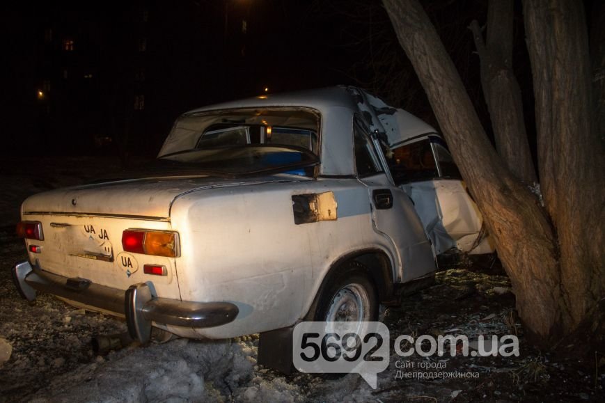 ДТП в Днепродзержинске: автомобиль врезался в дерево (фото) - фото 3 ДТП в Днепродзержинске: автомобиль врезался в дерево (фото) - фото 3