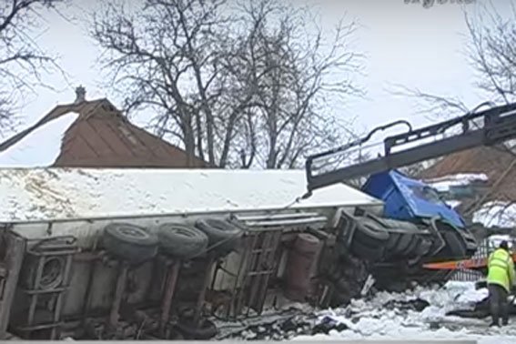 ДТП на Полтавщине: в сельский двор влетела фура с рыбой (ФОТО) (фото) - фото 1 ДТП на Полтавщине: в сельский двор влетела фура с рыбой (ФОТО) (фото) - фото 1