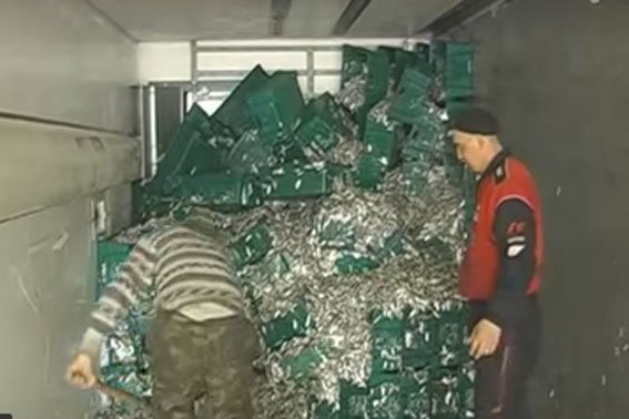 ДТП на Полтавщине: в сельский двор влетела фура с рыбой (ФОТО) (фото) - фото 1 ДТП на Полтавщине: в сельский двор влетела фура с рыбой (ФОТО) (фото) - фото 1