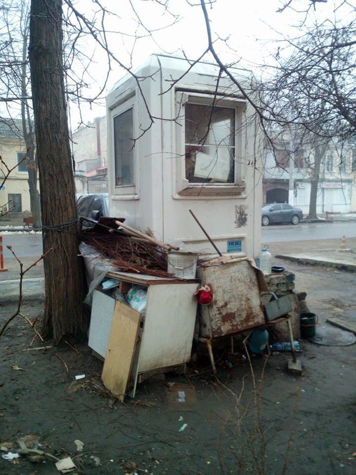 В центре Одессы охранники нелегальной парковки живут в избушке на курьих ножках (ФОТО) (фото) - фото 1