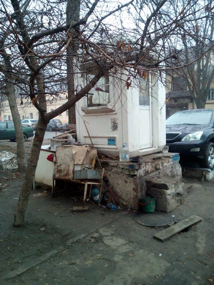 В центре Одессы охранники нелегальной парковки живут в избушке на курьих ножках (ФОТО) (фото) - фото 1