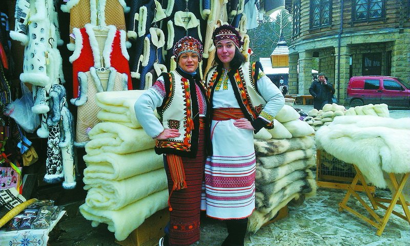 За 20 гривень у Яремчі можна перевтілитися на гуцулку (фото) - фото 2 За 20 гривень у Яремчі можна перевтілитися на гуцулку (фото) - фото 2