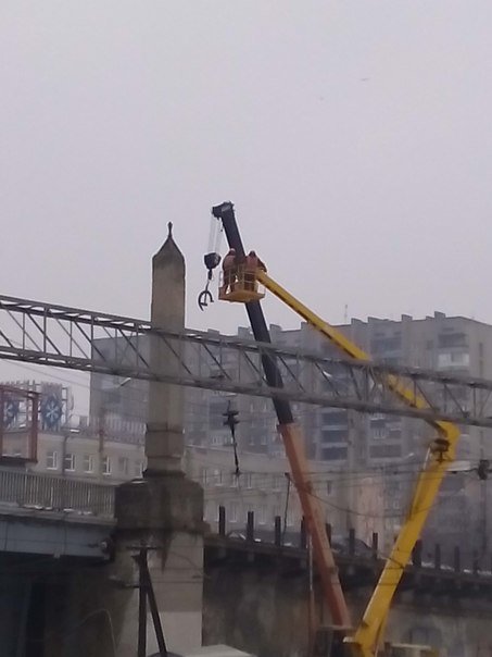 В Харькове на мосту возле завода имени Малышева убирают символы коммунизма (фото) - фото 1 В Харькове на мосту возле завода имени Малышева убирают символы коммунизма (фото) - фото 1
