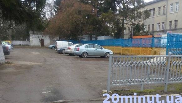 Чому хворих в автомобілях не пускають на територію тернопільської лікарні? (фото) (фото) - фото 1 Чому хворих в автомобілях не пускають на територію тернопільської лікарні? (фото) (фото) - фото 1