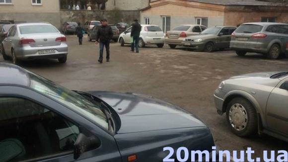 Чому хворих в автомобілях не пускають на територію тернопільської лікарні? (фото) (фото) - фото 1 Чому хворих в автомобілях не пускають на територію тернопільської лікарні? (фото) (фото) - фото 1