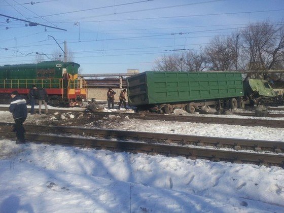 В Харькове на железной дороге перевернулась фура (ФОТО) (фото) - фото 1 В Харькове на железной дороге перевернулась фура (ФОТО) (фото) - фото 1