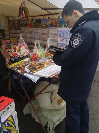 Криворожская полиция ликвидирует стихийную торговлю на Соцгороде (ФОТО) (фото) - фото 1 Криворожская полиция ликвидирует стихийную торговлю на Соцгороде (ФОТО) (фото) - фото 1