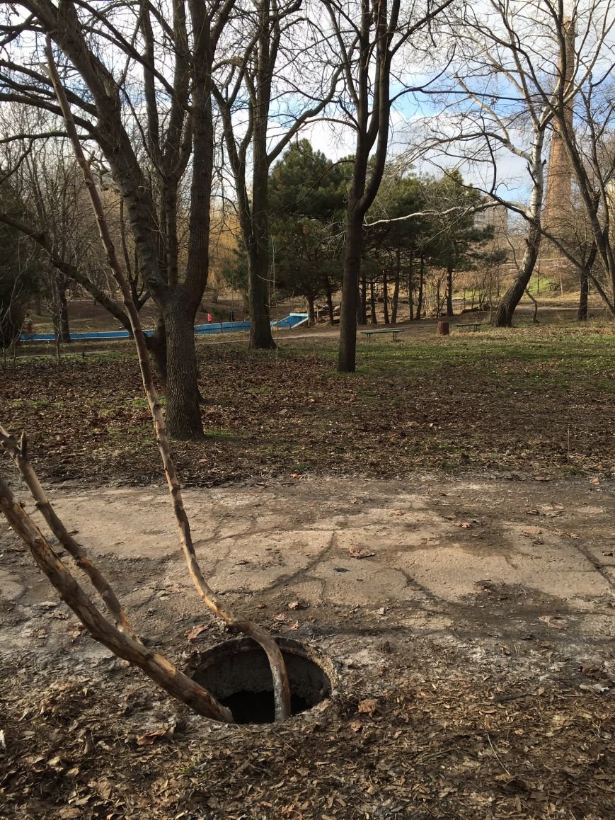 В одесском парке ямы есть, а крышки люков исчезли (ФОТО) (фото) - фото 1