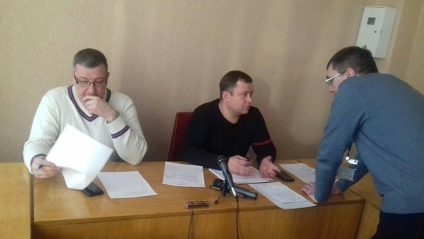 В Кривом Роге: двое детей провалились под лед, полицейские ликвидируют стихийную торговлю, горизбирком не утвердил размер залога кандидатов (фото) - фото 3 В Кривом Роге: двое детей провалились под лед, полицейские ликвидируют стихийную торговлю, горизбирком не утвердил размер залога кандидатов (фото) - фото 3