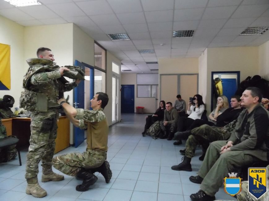 У Кременчуці ножем «перевіряли» кевлар та палили високомолекулярний поліетилен (ФОТО) (фото) - фото 5 У Кременчуці ножем «перевіряли» кевлар та палили високомолекулярний поліетилен (ФОТО) (фото) - фото 5