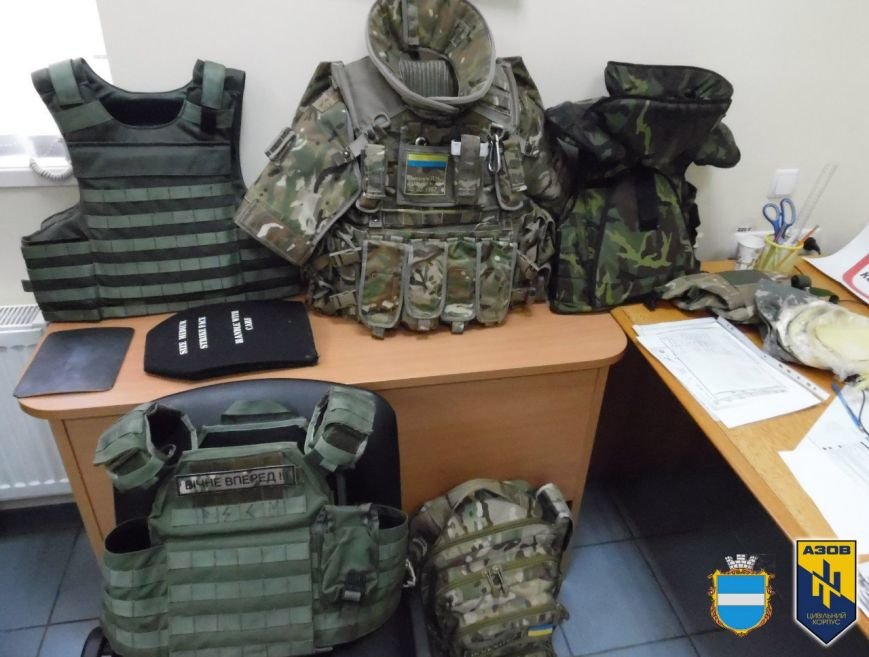 У Кременчуці ножем «перевіряли» кевлар та палили високомолекулярний поліетилен (ФОТО) (фото) - фото 1 У Кременчуці ножем «перевіряли» кевлар та палили високомолекулярний поліетилен (ФОТО) (фото) - фото 1