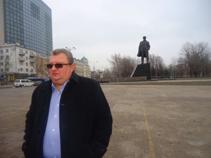 Ритуальная служба восстановила и обмыла Ленина в Донецке (ФОТО) (фото) - фото 1 Ритуальная служба восстановила и обмыла Ленина в Донецке (ФОТО) (фото) - фото 1