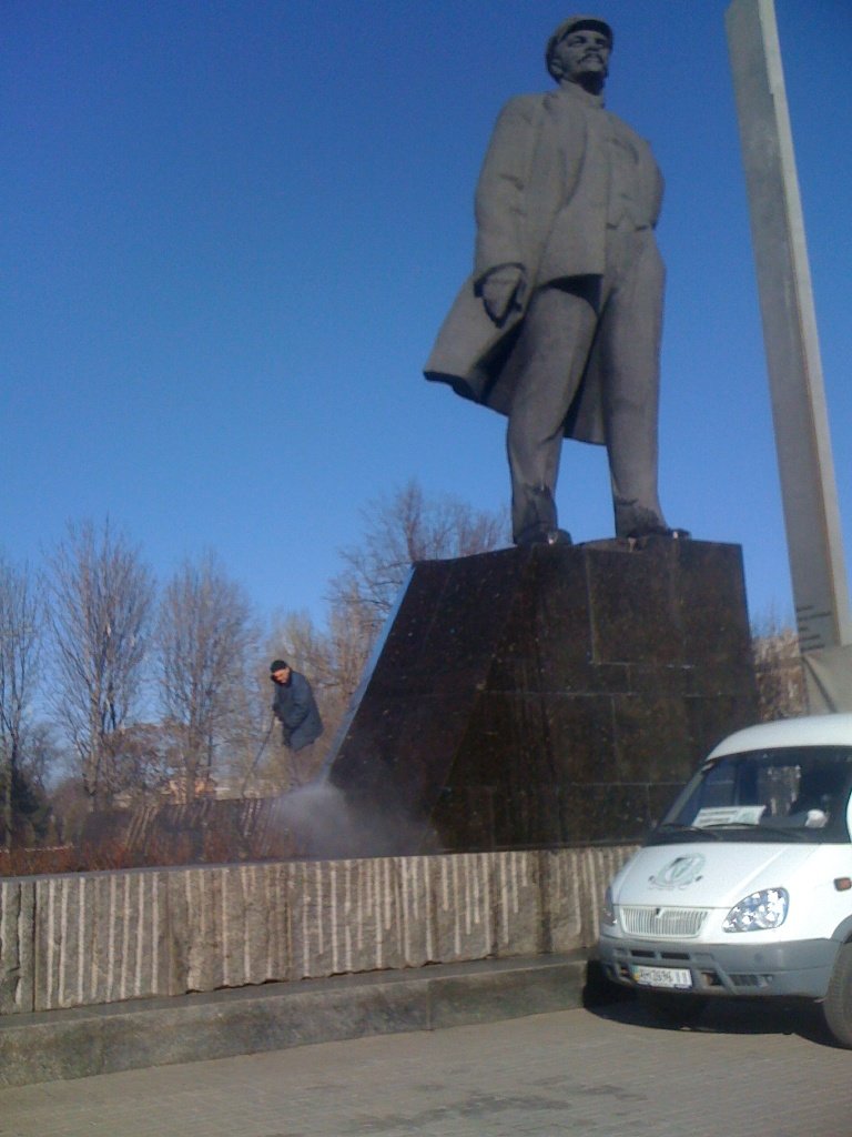 Ритуальная служба восстановила и обмыла Ленина в Донецке (ФОТО) (фото) - фото 2 Ритуальная служба восстановила и обмыла Ленина в Донецке (ФОТО) (фото) - фото 2