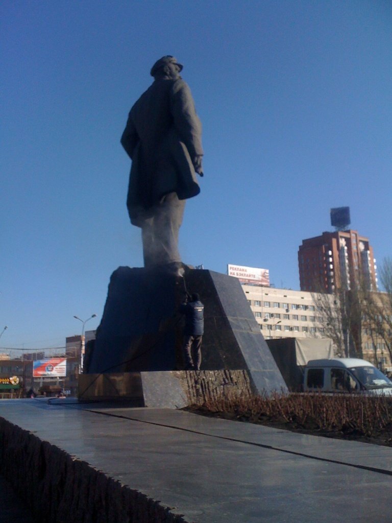 Ритуальная служба восстановила и обмыла Ленина в Донецке (ФОТО) (фото) - фото 3 Ритуальная служба восстановила и обмыла Ленина в Донецке (ФОТО) (фото) - фото 3