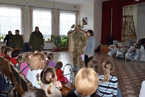 Луганские полицейские помогают нуждающимся детям области (ФОТО) (фото) - фото 3 Луганские полицейские помогают нуждающимся детям области (ФОТО) (фото) - фото 3