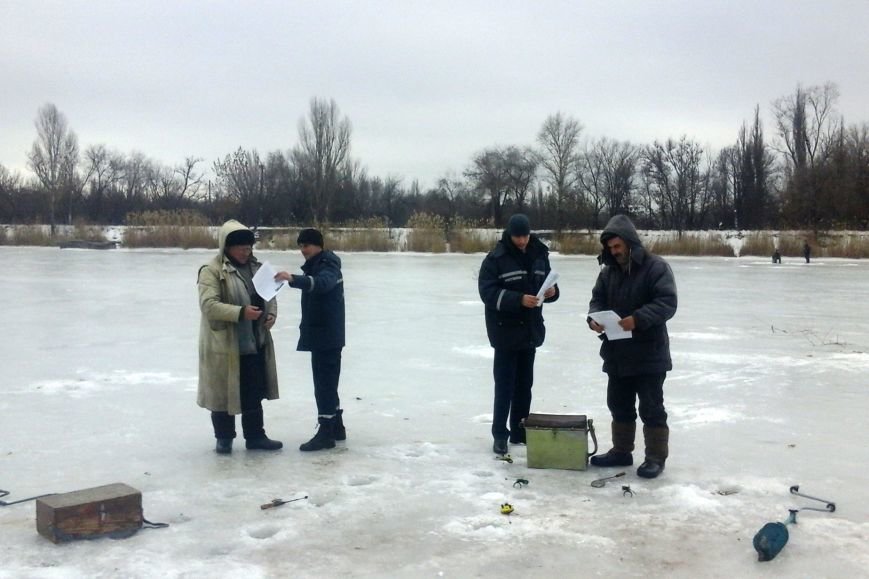Трагический случай с ребенком не останавливает криворожских школьников и их родителей выходить на лед (ФОТО) (фото) - фото 1 Трагический случай с ребенком не останавливает криворожских школьников и их родителей выходить на лед (ФОТО) (фото) - фото 1