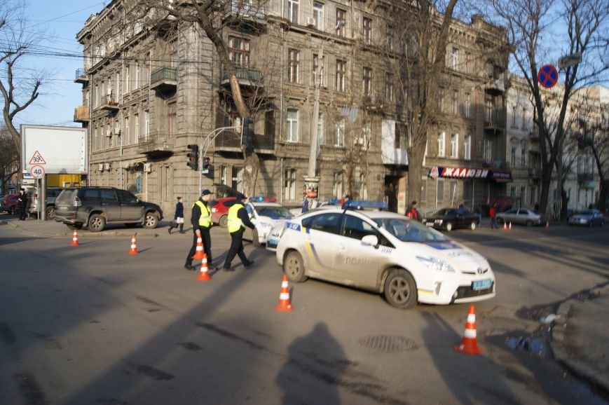 Из-за телефонных хулиганов в Одессе не ходят троллейбусы и перекрыта улица (ФОТО, ВИДЕО) (фото) - фото 1