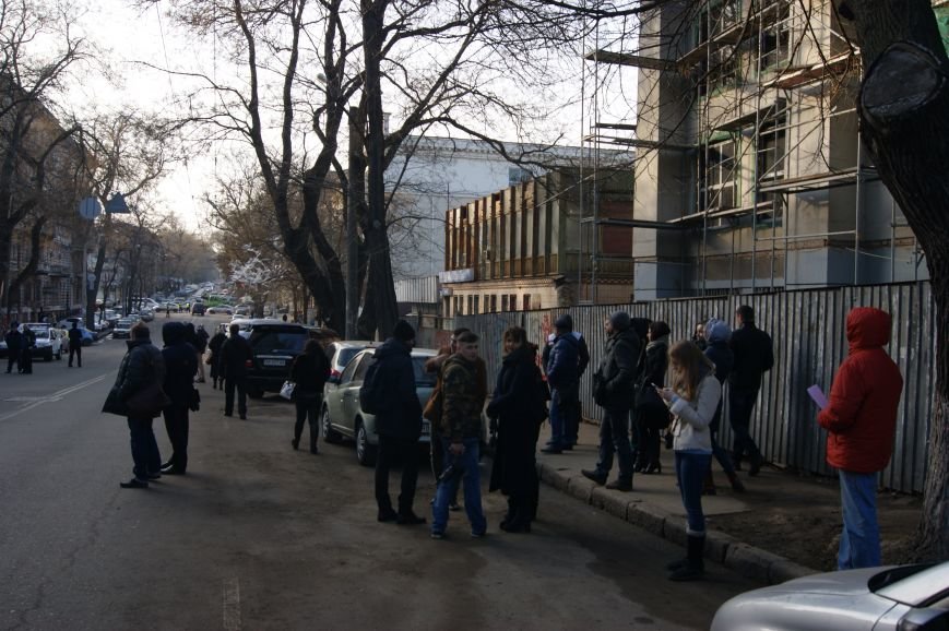 Из-за телефонных хулиганов в Одессе не ходят троллейбусы и перекрыта улица (ФОТО, ВИДЕО) (фото) - фото 1