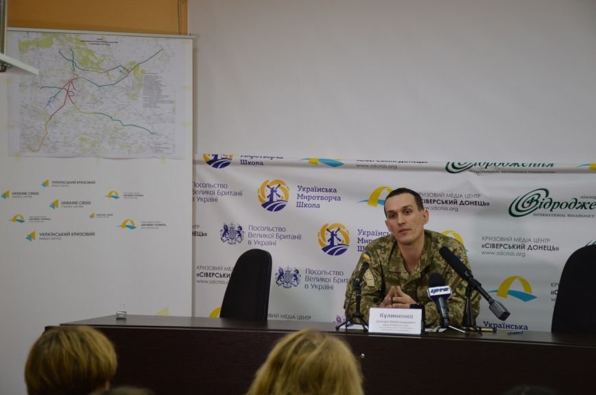 Як військові допомогають мешканцям Луганскої області (ФОТО) (фото) - фото 1 Як військові допомогають мешканцям Луганскої області (ФОТО) (фото) - фото 1