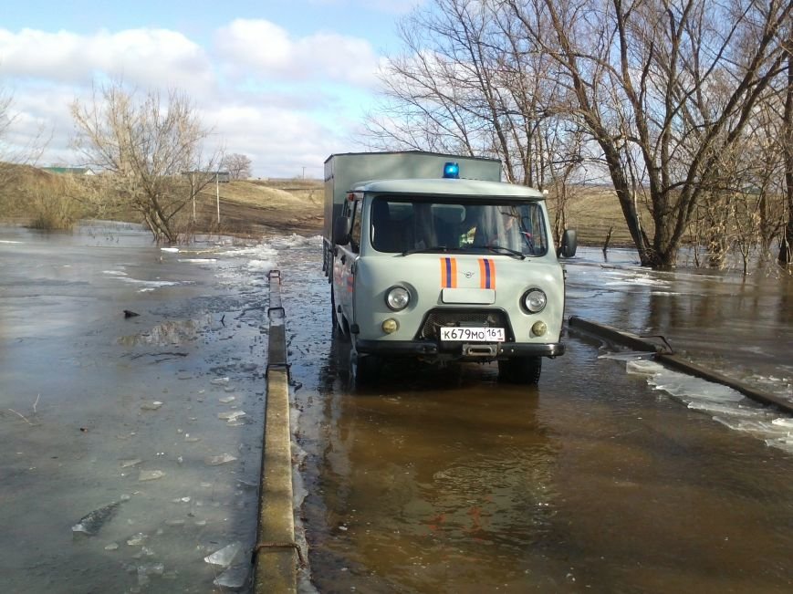 Донские спасатели помогли «отрезанному от цивилизации» хутору (фото) - фото 1 Донские спасатели помогли «отрезанному от цивилизации» хутору (фото) - фото 1