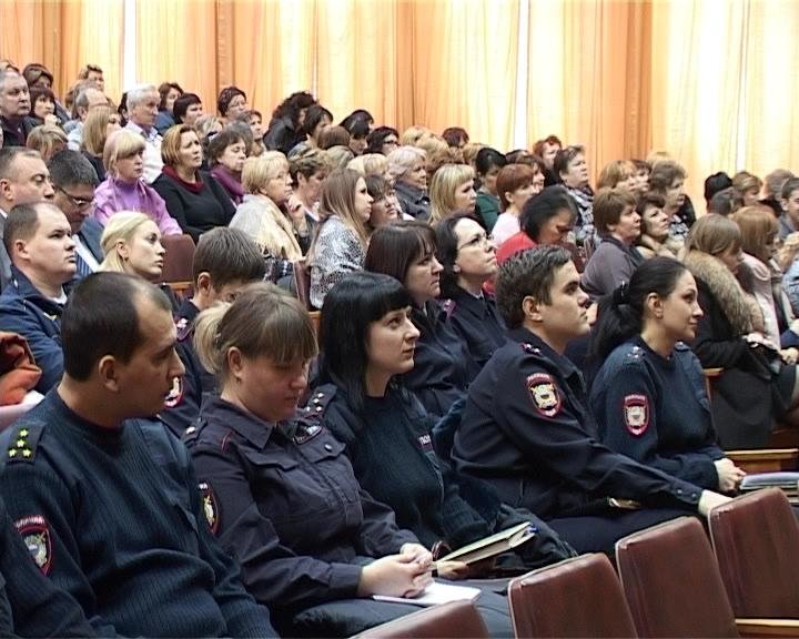 В администрации Армавира оценили работу комиссии по делам несовершеннолетних (фото) - фото 1 В администрации Армавира оценили работу комиссии по делам несовершеннолетних (фото) - фото 1