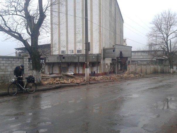 Ветер под Одессой повалил забор на тротуар (ФОТО) (фото) - фото 1