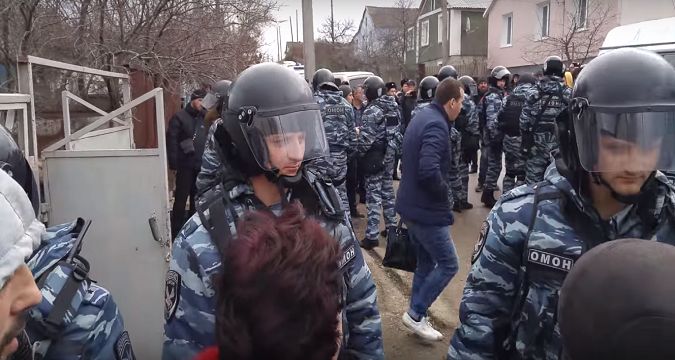 В сети появилось видео сегодняшнего задержания в Крыму (фото) - фото 1 В сети появилось видео сегодняшнего задержания в Крыму (фото) - фото 1