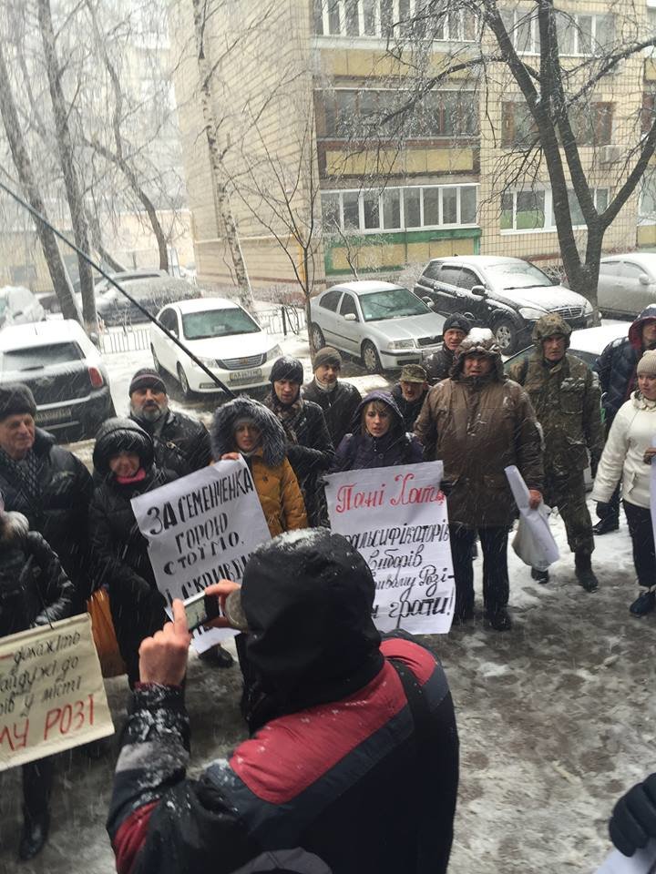 В Кривом Роге: активисты требовали наказать фальсификаторов, завершен отбор копов, грабитель убегал с шоколадом (фото) - фото 1 В Кривом Роге: активисты требовали наказать фальсификаторов, завершен отбор копов, грабитель убегал с шоколадом (фото) - фото 1