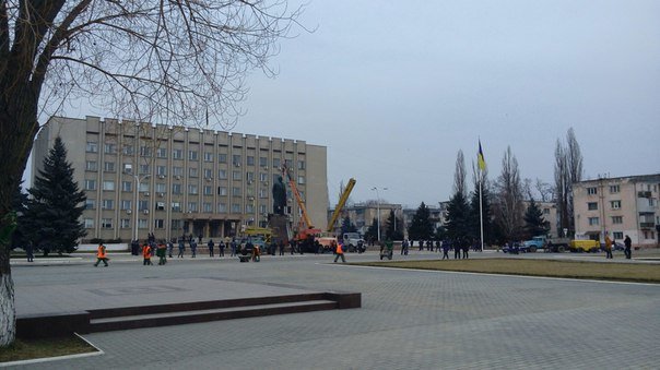 В Измаиле Одесской области сегодня утром сносят Ленина (ФОТО) (фото) - фото 1