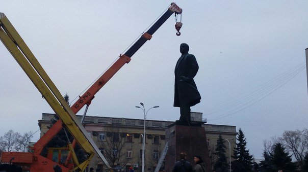 В Измаиле Одесской области сегодня утром сносят Ленина (ФОТО) (фото) - фото 1