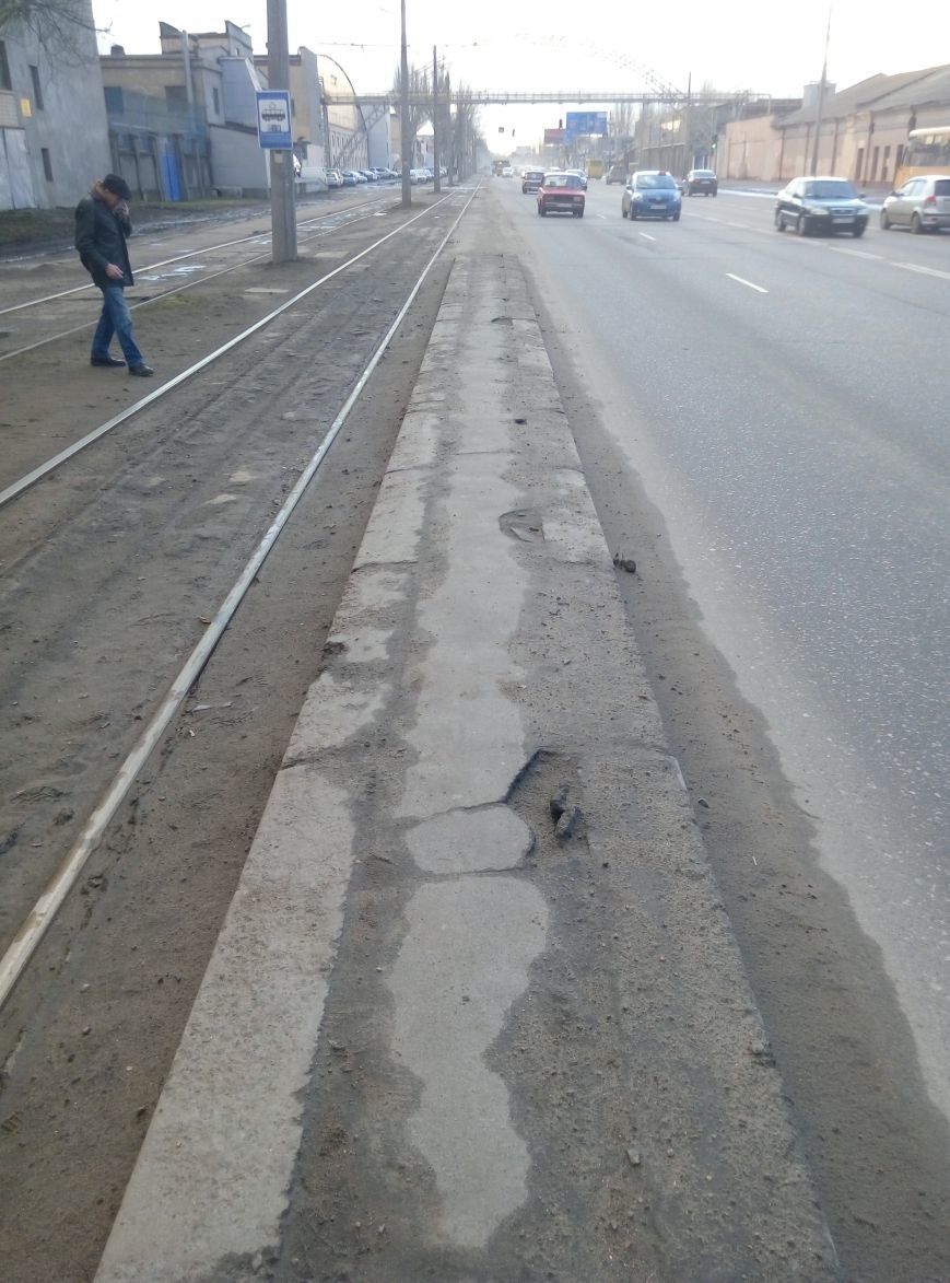 Экстремальная остановка: на месте, где трехлетнему малышу трамвай отрезал ноги, до сих пор рискуют одесситы (ФОТО) (фото) - фото 1