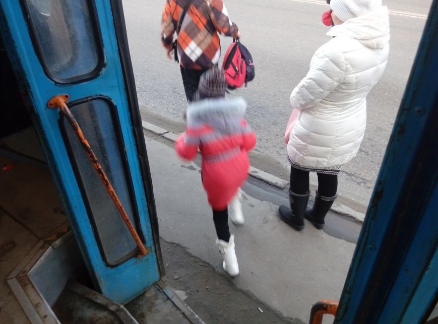 Экстремальная остановка: на месте, где трехлетнему малышу трамвай отрезал ноги, до сих пор рискуют одесситы (ФОТО) (фото) - фото 1