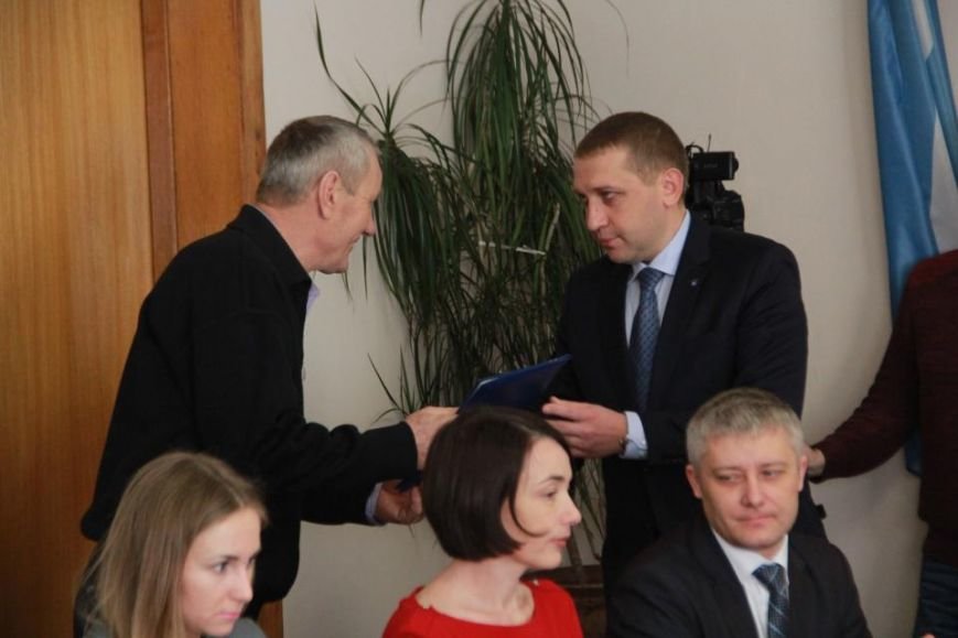 Водолазов, которые в сильный снегопад спасли рыбаков с днейфующей льдины наградили почетными грамотами (ФОТО) (фото) - фото 1 Водолазов, которые в сильный снегопад спасли рыбаков с днейфующей льдины наградили почетными грамотами (ФОТО) (фото) - фото 1