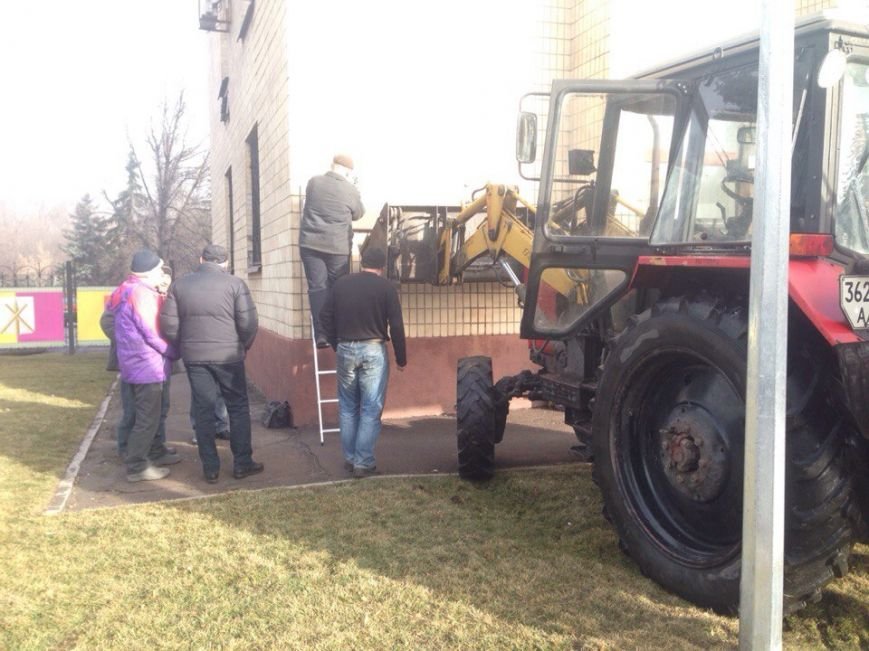 В здании Днепродзержинского горсовета началась декоммунизация (фото) - фото 3 В здании Днепродзержинского горсовета началась декоммунизация (фото) - фото 3