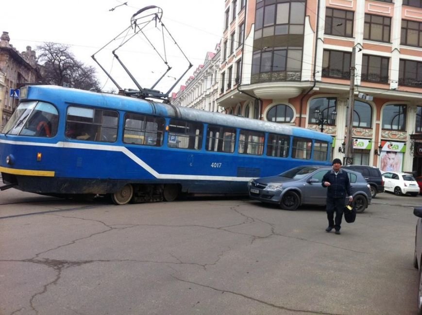 В Одессе водитель хотел прошмыгнуть перед трамваем, а не удалось (ФОТО) (фото) - фото 1