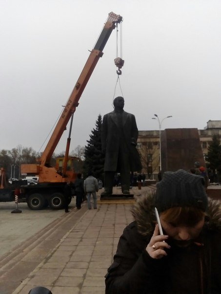 Отвезли на покой: Как в Измаиле сносили крупнейший в области памятник Ленину (ФОТО) (фото) - фото 1