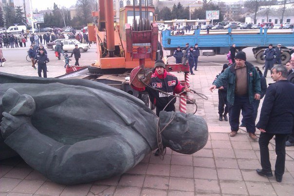 Отвезли на покой: Как в Измаиле сносили крупнейший в области памятник Ленину (ФОТО) (фото) - фото 1