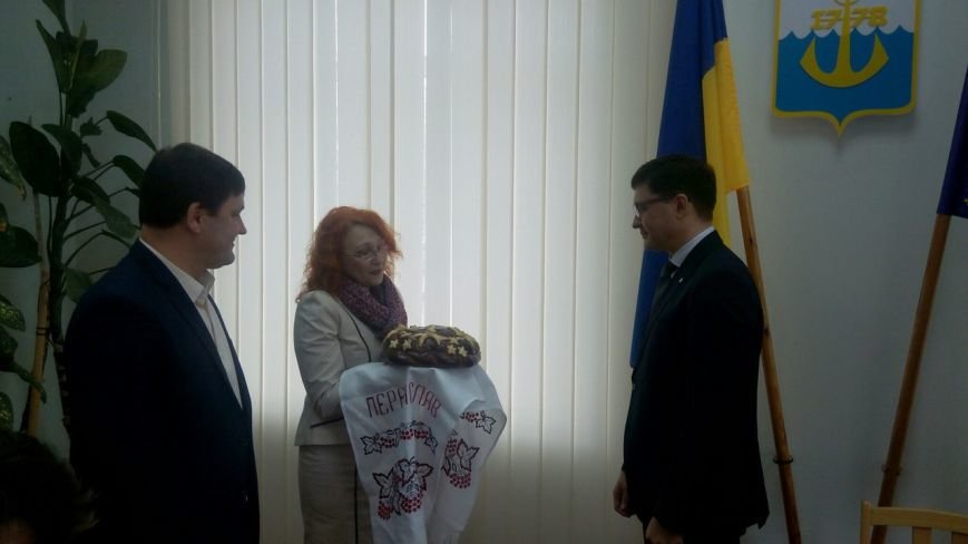 В Мариуполе гости из Переяслова-Хмельницкого угостили Бойченко сметаной и подарили вышиванку (ФОТО+ВИДЕО) (фото) - фото 1 В Мариуполе гости из Переяслова-Хмельницкого угостили Бойченко сметаной и подарили вышиванку (ФОТО+ВИДЕО) (фото) - фото 1