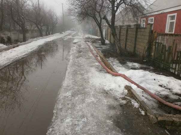 В Днепродзержинске на улице Луговой из-за таяния снега и дождя подтопило 4 дома (фото) - фото 6 В Днепродзержинске на улице Луговой из-за таяния снега и дождя подтопило 4 дома (фото) - фото 6