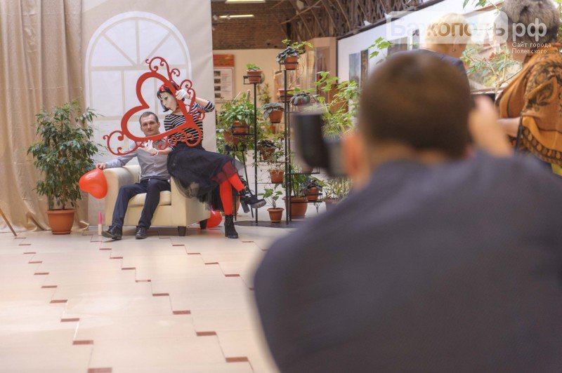 В Полевском открылась фотовыставка свадебных портретов молодожёнов (фото) - фото 1 В Полевском открылась фотовыставка свадебных портретов молодожёнов (фото) - фото 1