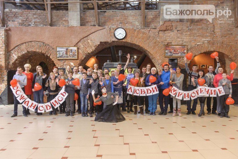 В Полевском открылась фотовыставка свадебных портретов молодожёнов (фото) - фото 1 В Полевском открылась фотовыставка свадебных портретов молодожёнов (фото) - фото 1