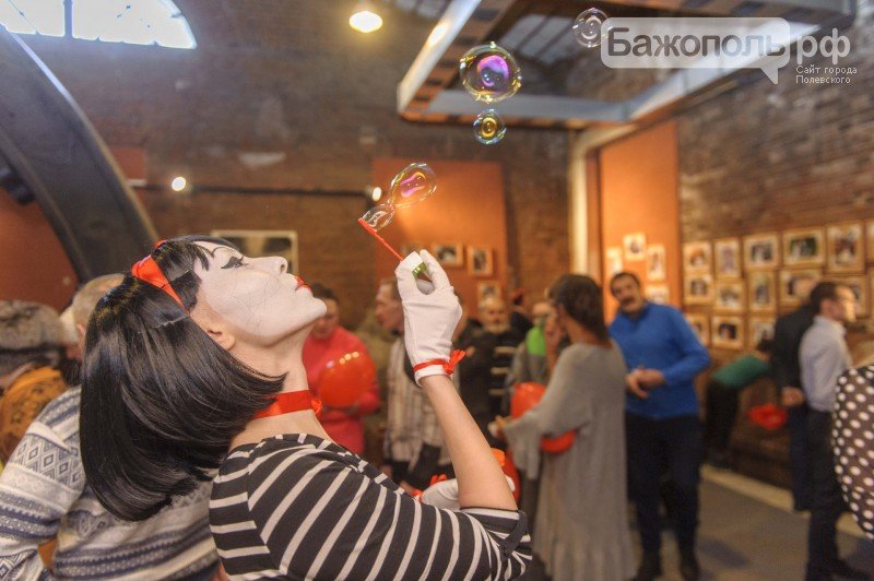 В Полевском открылась фотовыставка свадебных портретов молодожёнов (фото) - фото 1 В Полевском открылась фотовыставка свадебных портретов молодожёнов (фото) - фото 1